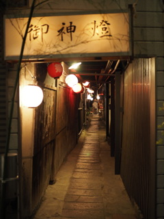 路地の向こうの小さな祭