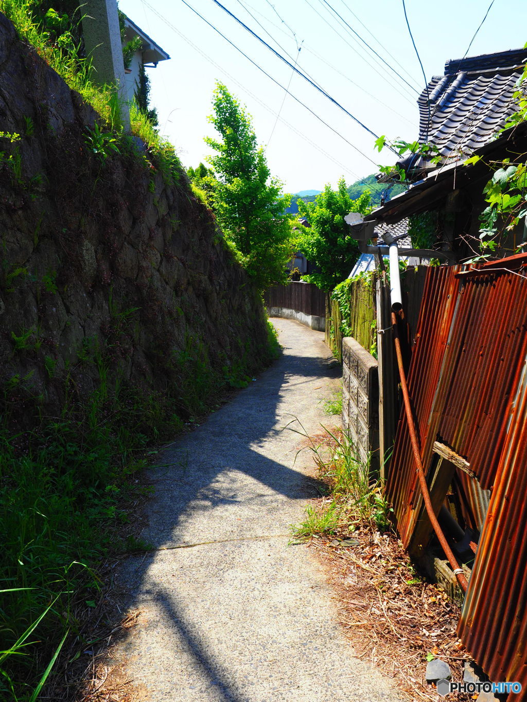 錆びたトタン板の路地