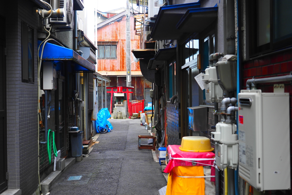 路地奥の赤鳥居