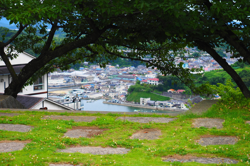 アーチ越しの風景