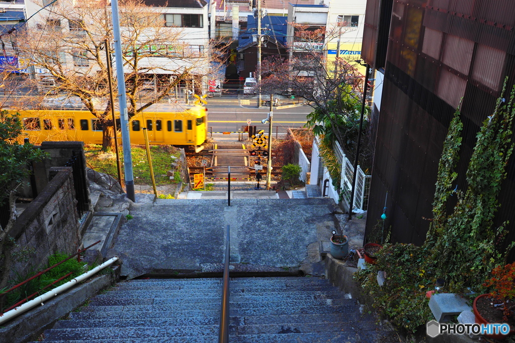 石段、踏切、みかん色の電車