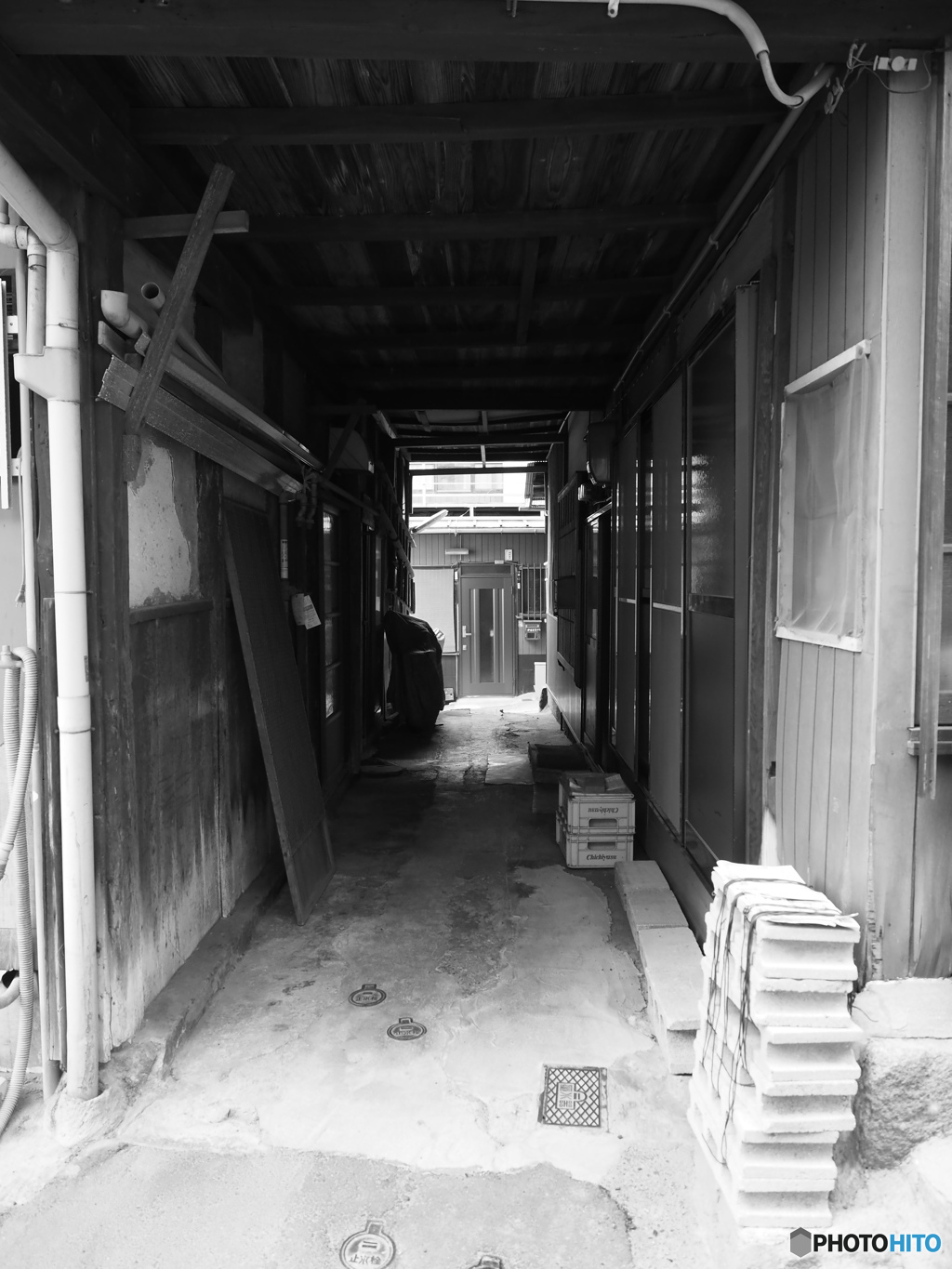 路地裏…と言うより裏路地ですな