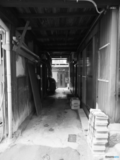 路地裏…と言うより裏路地ですな