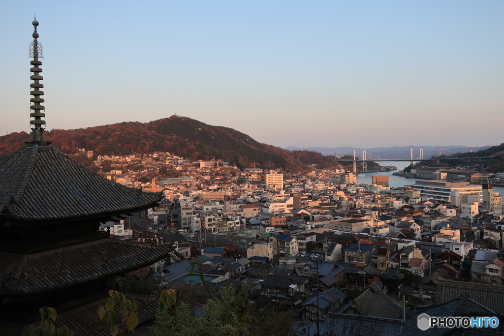 夕日を浴びる街並み