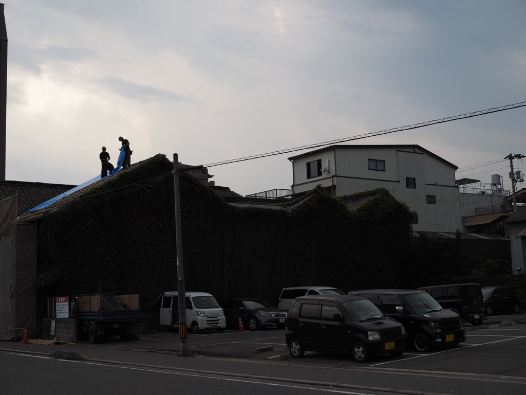 屋根の上の職人達