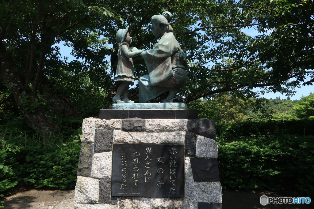 「赤い靴」の像