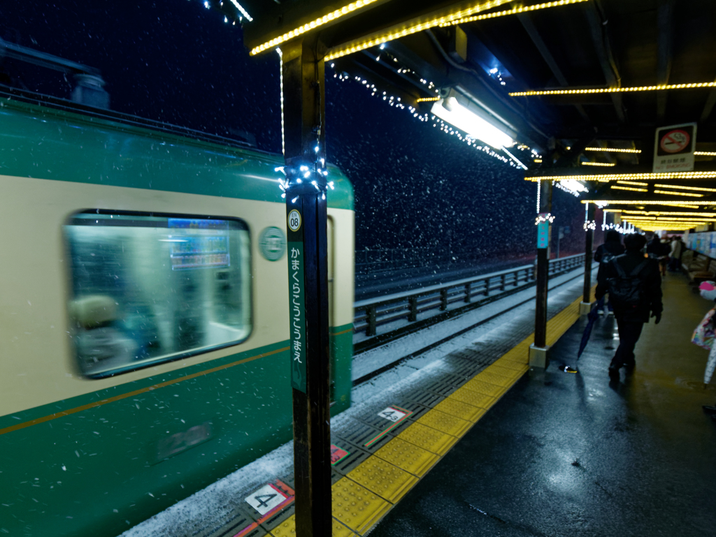雪の鎌倉高校前駅