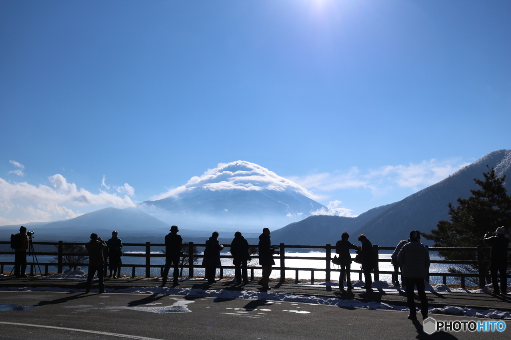 富士山に見惚れる観光客