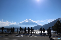 富士山に見惚れる観光客