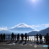 富士山に見惚れる観光客