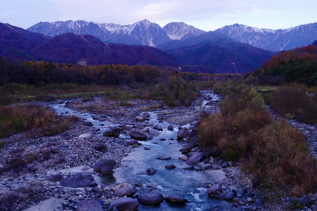 朝を待つ白馬三山