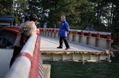 回る橋