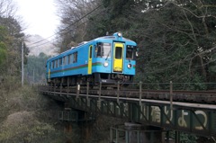 山間を走る