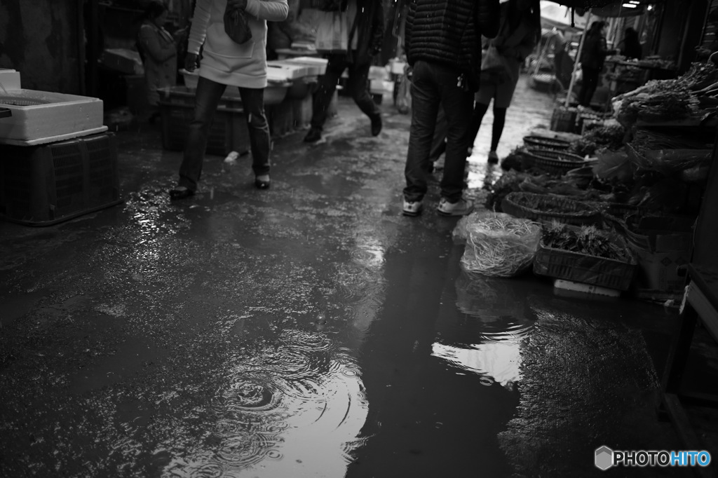 雨の村市場