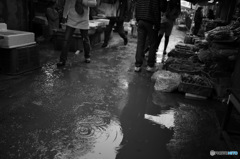 雨の村市場
