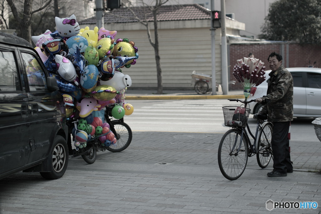 In Shanghai　上海の日常　笑顔でサンザシ売り