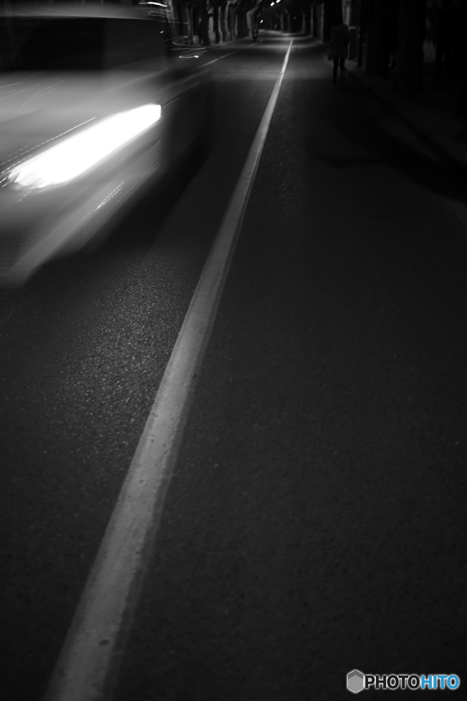 行き過ぎるヘッドライト