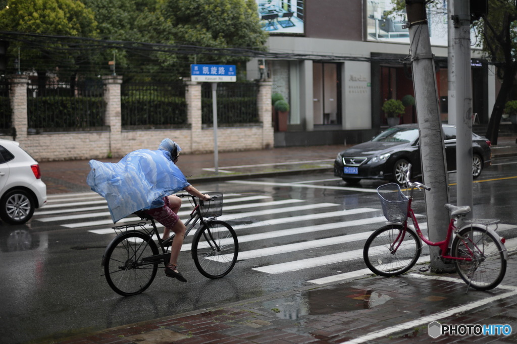 In Shanghai　脚はずぶ濡れですが別にいいんです！急いでますから‼︎