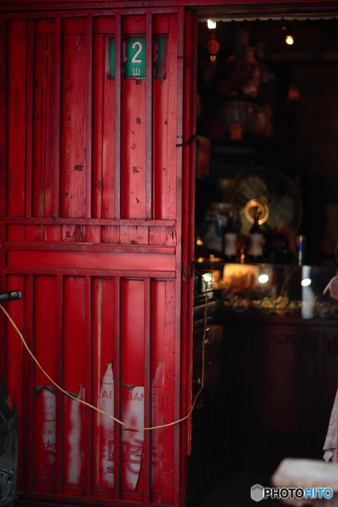 琴線に触れる真っ赤なドア