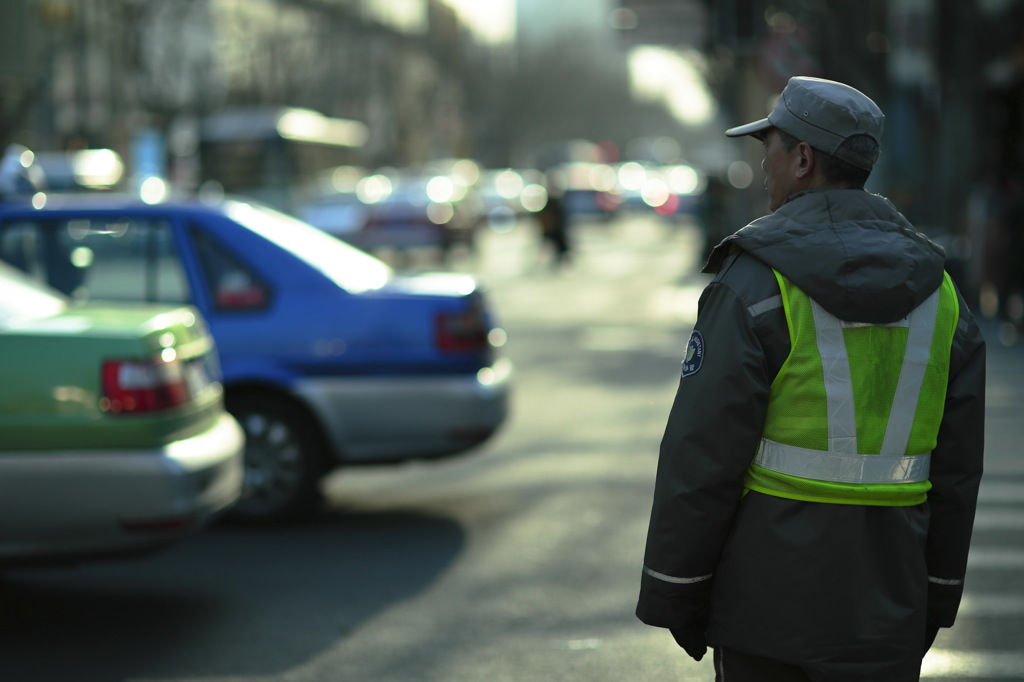 上海　スナップ　交通整理中