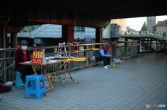 上海の日常。歩道橋で店開き