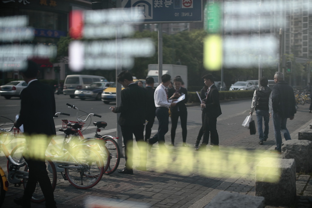 In Shanghai　上海の日常　街中は不動産屋ばかり