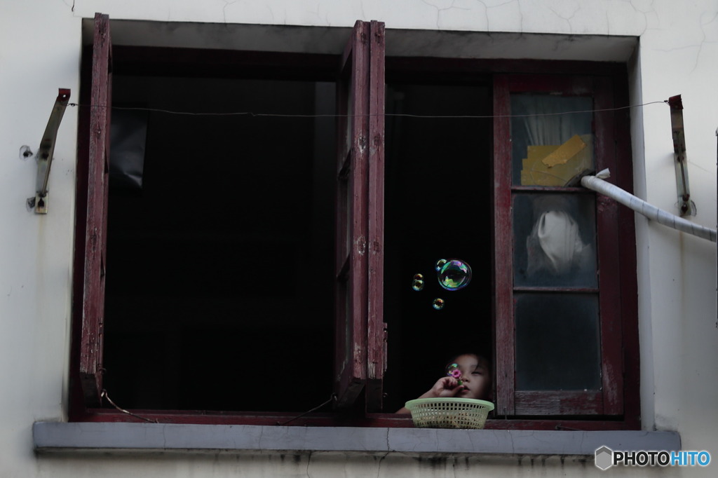 恥ずかしがり屋な少女