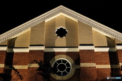 ライトアップと切妻屋根と