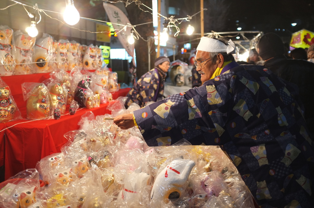 前橋初市でダルマを売る店主
