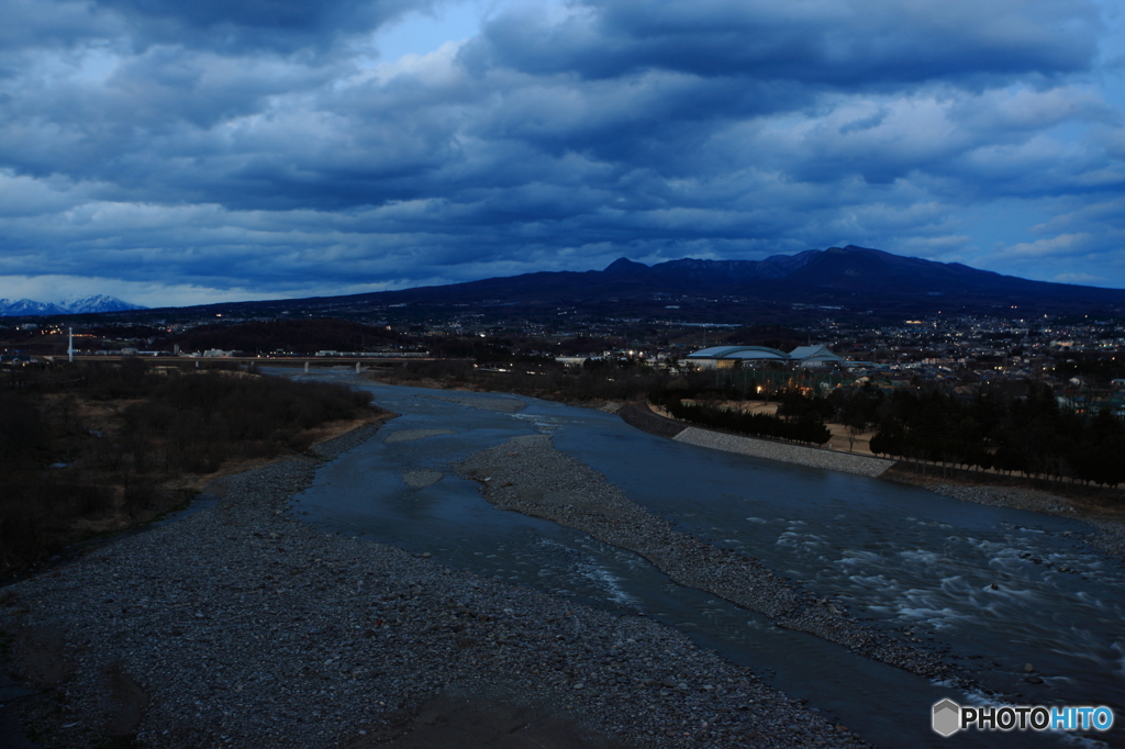夕暮れの利根川と赤城山