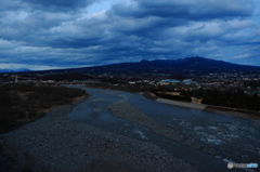 夕暮れの利根川と赤城山