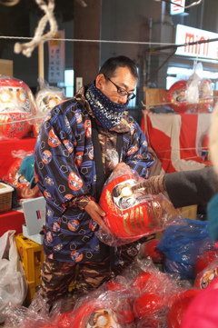 寒さの中での前橋初市ダルマ売り