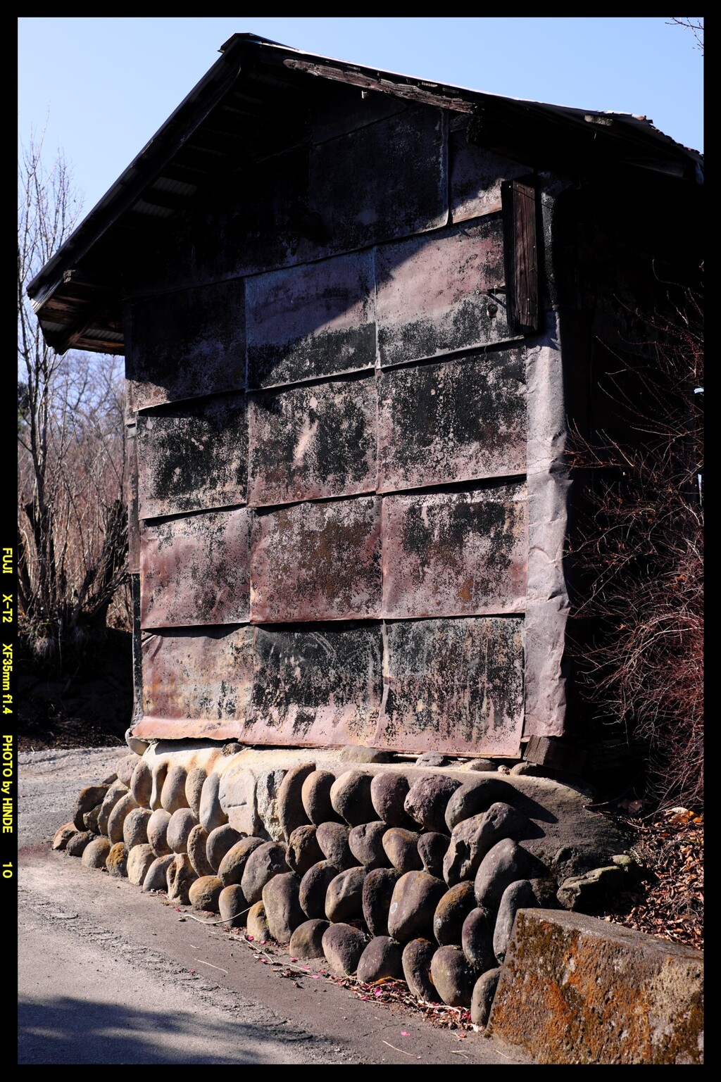 黒い小屋