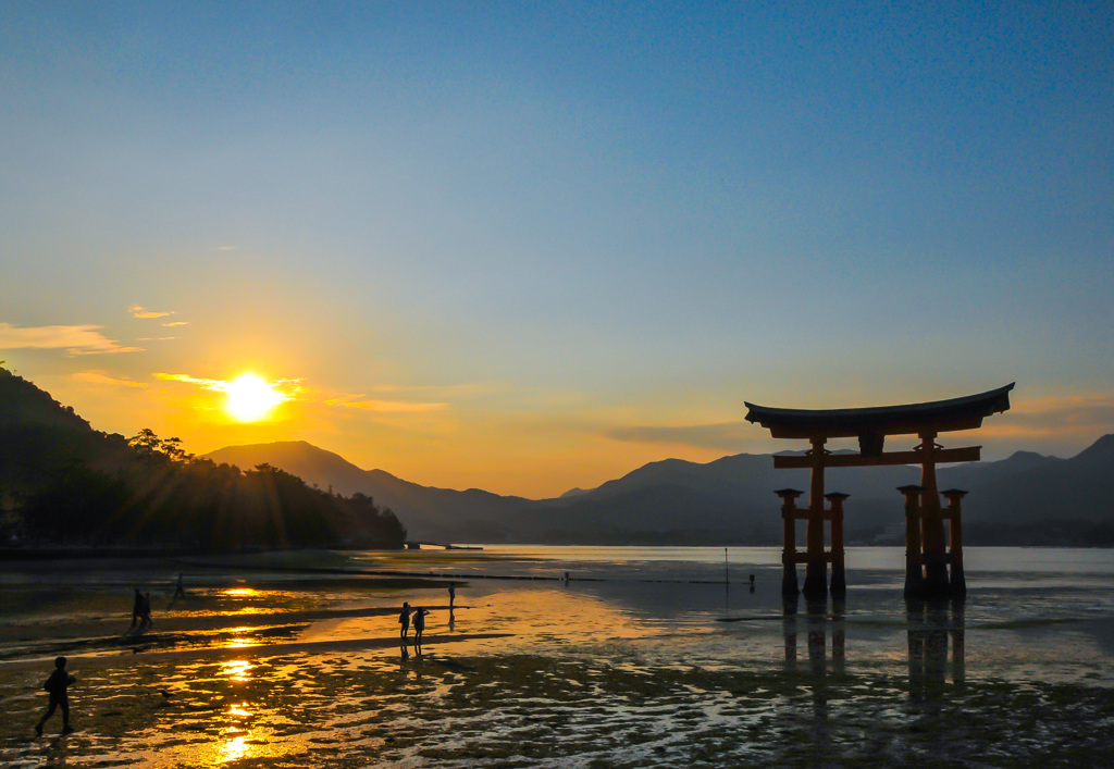 夕に照らされ