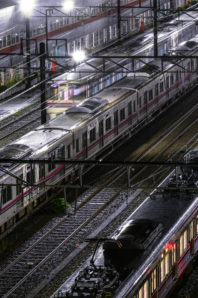 雨の車両基地　- 2