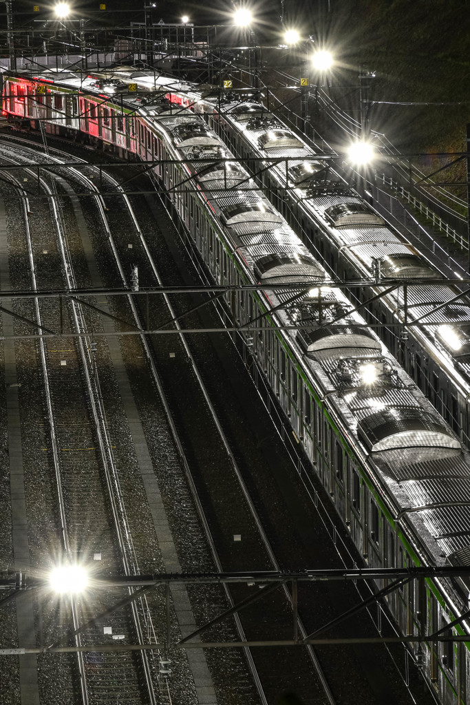 雨の車両基地　- 1