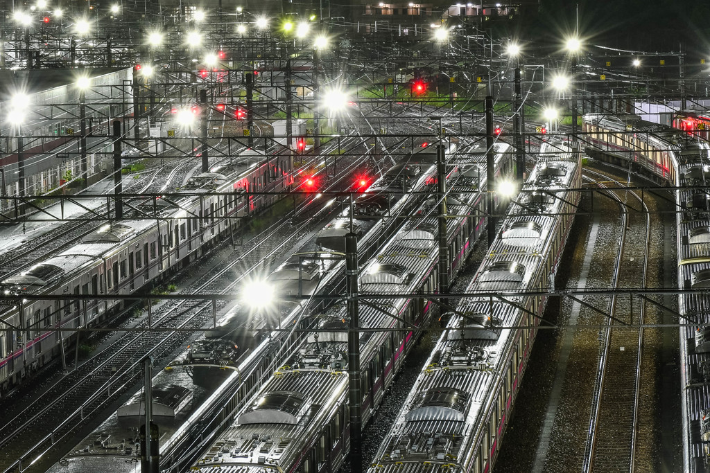 雨の車両基地　- 3