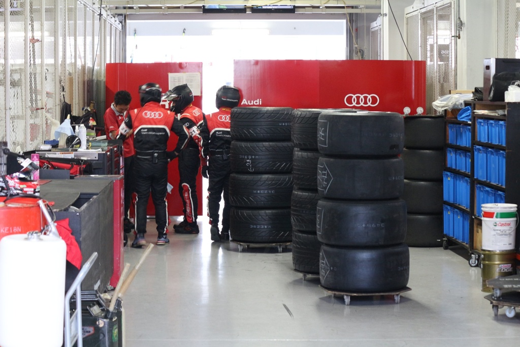 AUDI RACING TEAM PIT