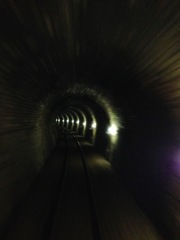 流れ行くトンネルは