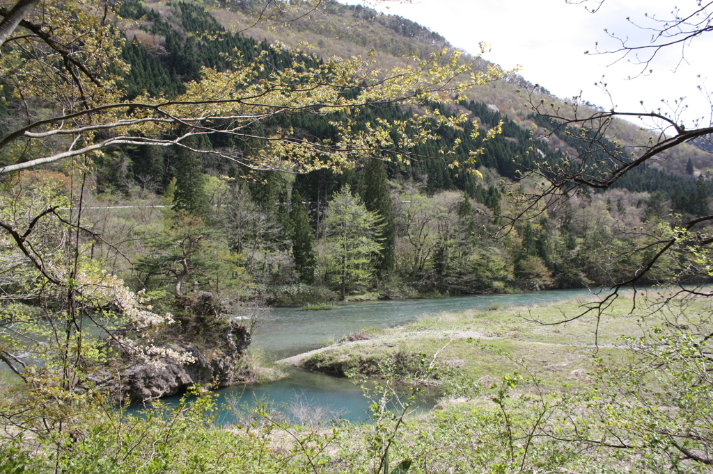 春の溪谷