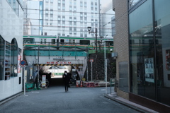 ビルの合間を縫う