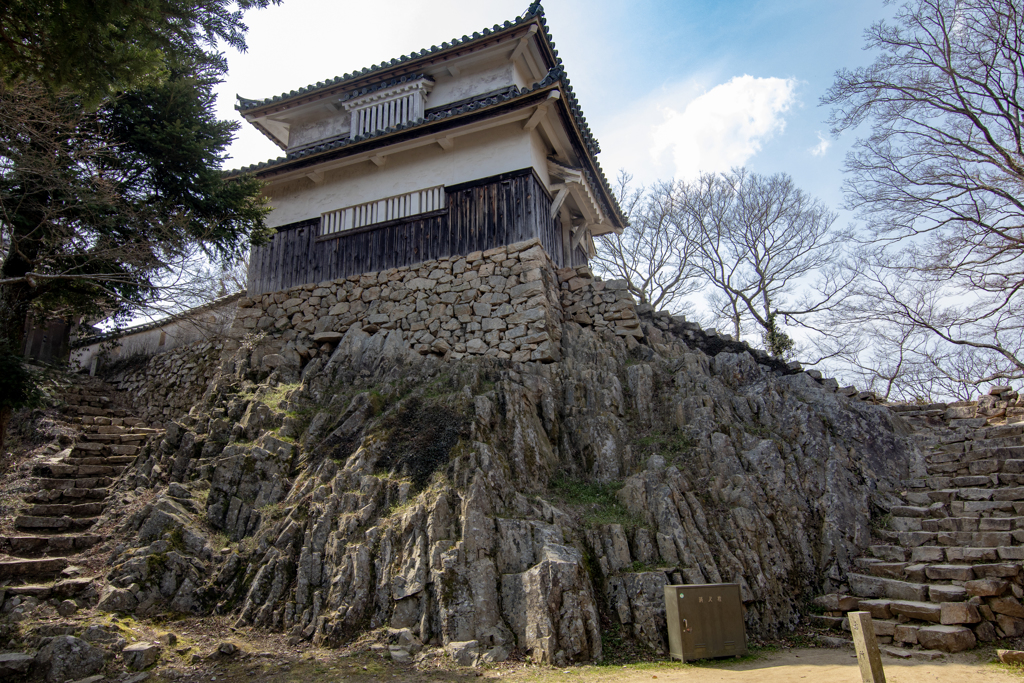 岩盤に建つ