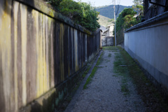 裏の砂利道