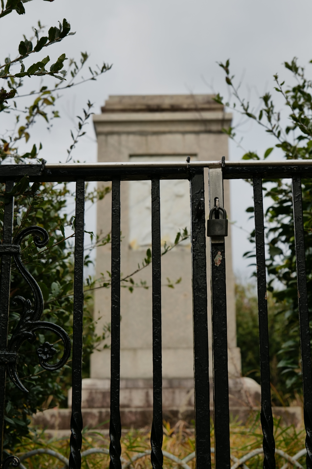 statue