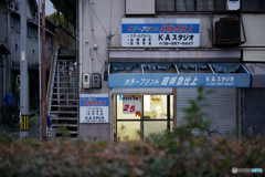 向こうの道沿い