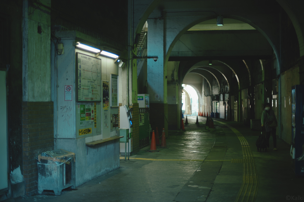 駅高架下
