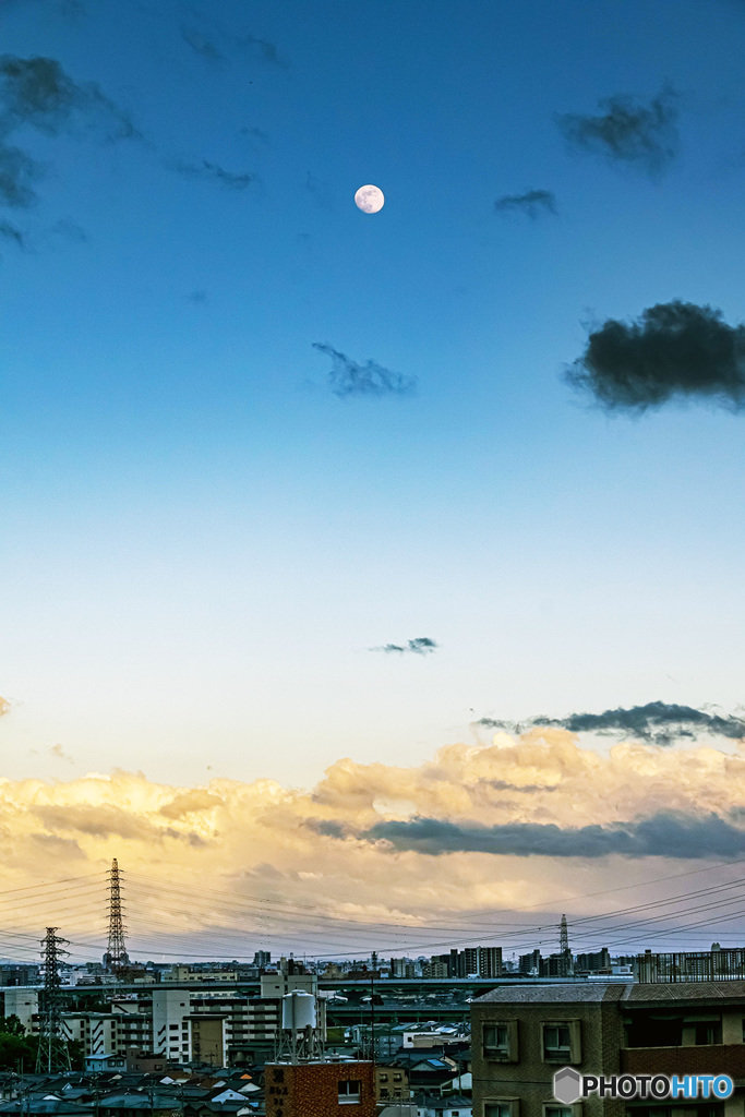 夕暮れどきの月