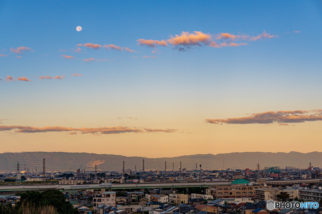 穏やかな朝の月景