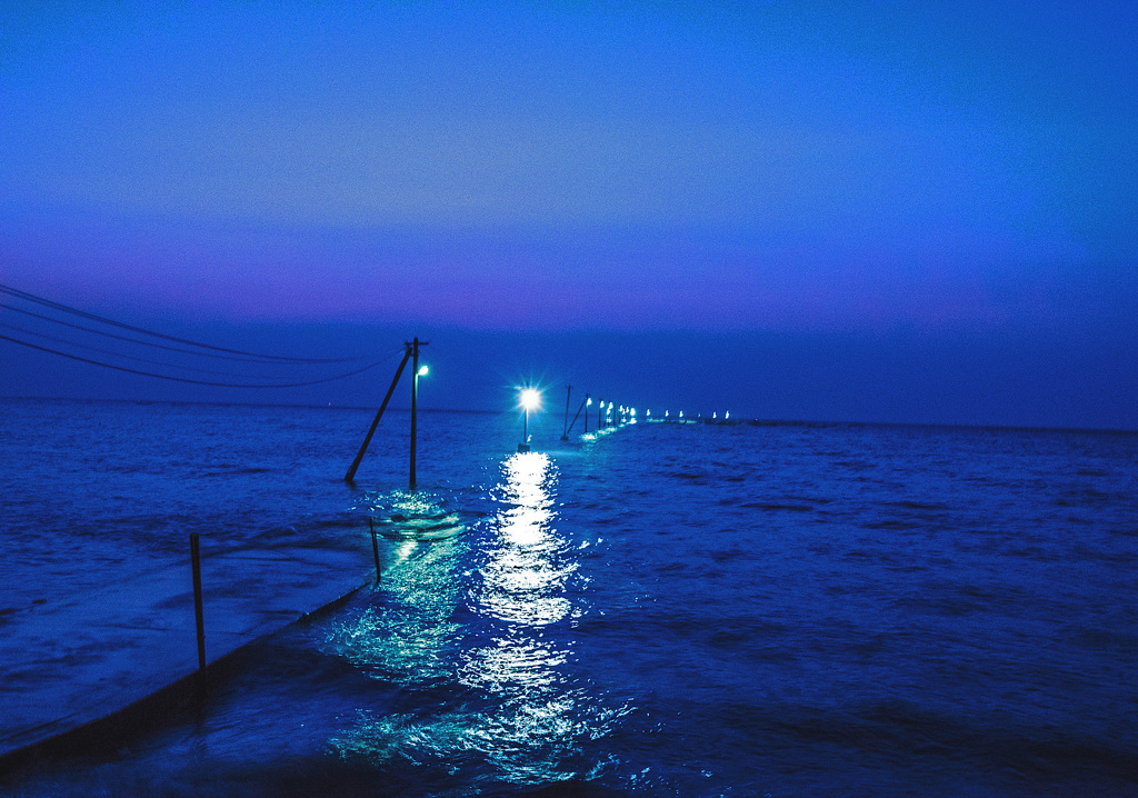 海の中の電柱