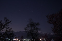 北アルプス山麓の街明かりと星空